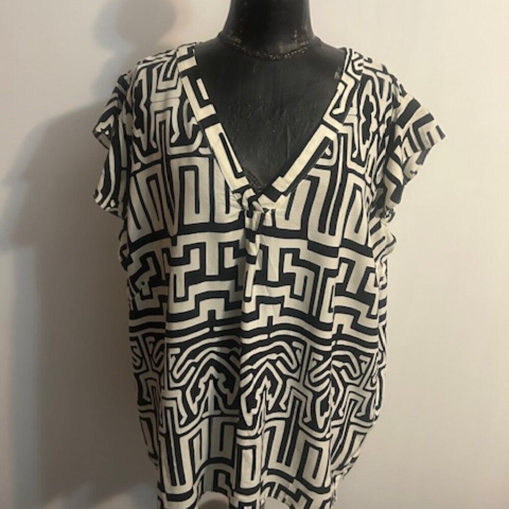 Rachel Zoe Black/White abstract pattern V-neck top, size 3X